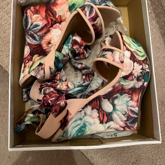 FLORAL WEDGE WRAP SANDALS, SIZE 9!! - Picture 4 of 5